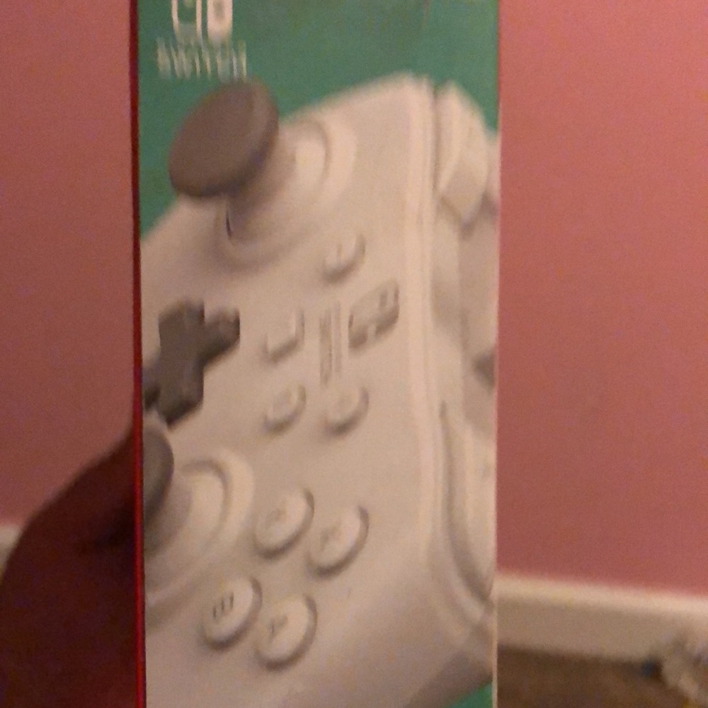 A white Nintendo controller - Picture 3 of 4